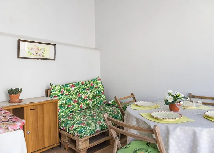 2 Bedroom House And Garden Lounge *