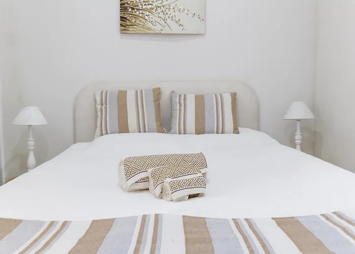 2 Bedroom House And Garden Lounge Apartament